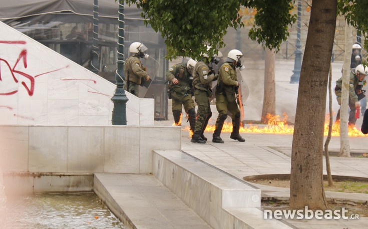 Διαλύθηκε η συγκέντρωση στο Σύνταγμα μετά τις συγκρούσεις κουκουλοφόρων και ΜΑΤ