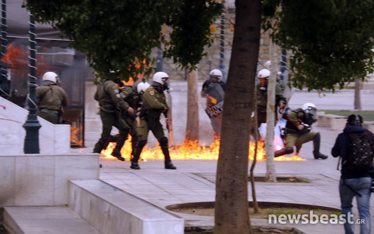 Μολότοφ και δακρυγόνα στο Σύνταγμα