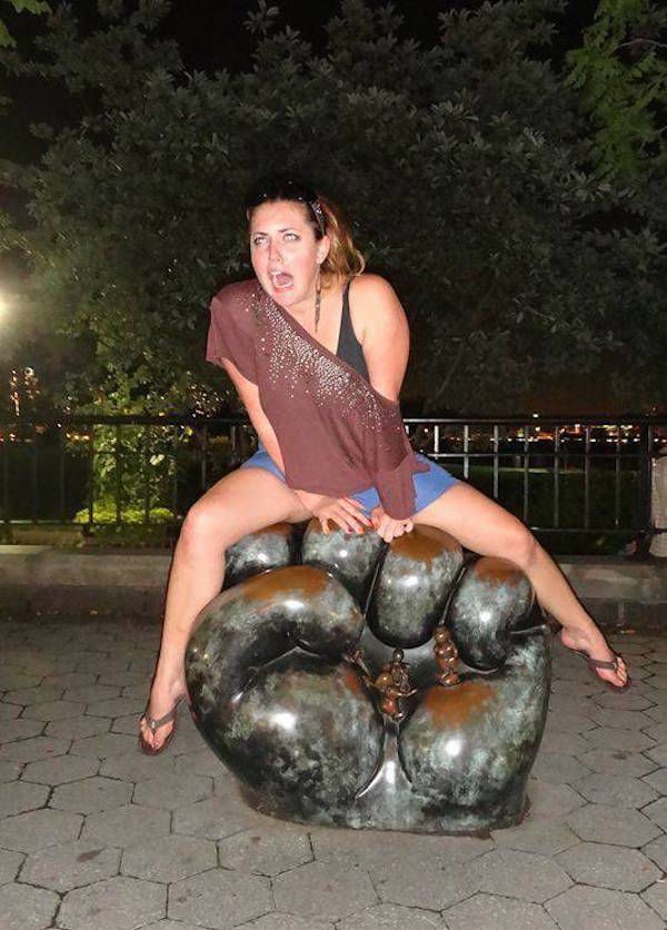 fun-with-statues-29-photos-27