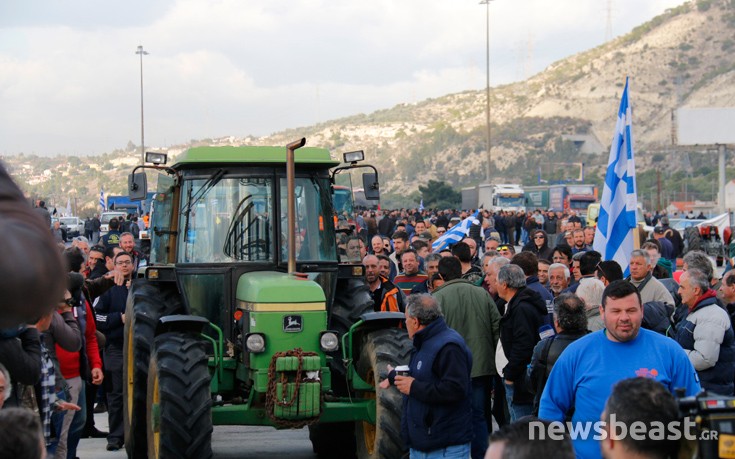 Ξεφορτώνουν τα τρακτέρ από τις νταλίκες στον Ισθμό