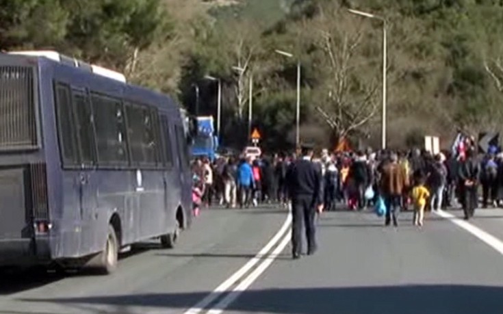 Με τα πόδια οι πρόσφυγες από τα Τέμπη στην Ειδομένη