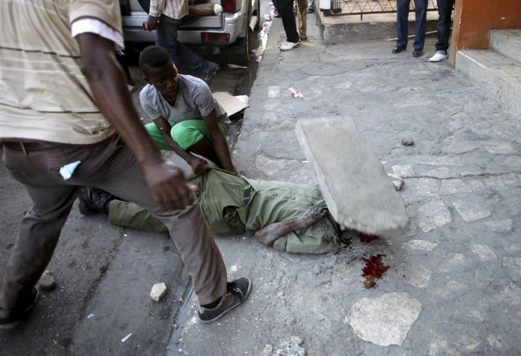 Πετροβόλησαν και ξυλοκόπησαν μέχρι θανάτου άντρα στην Αϊτή