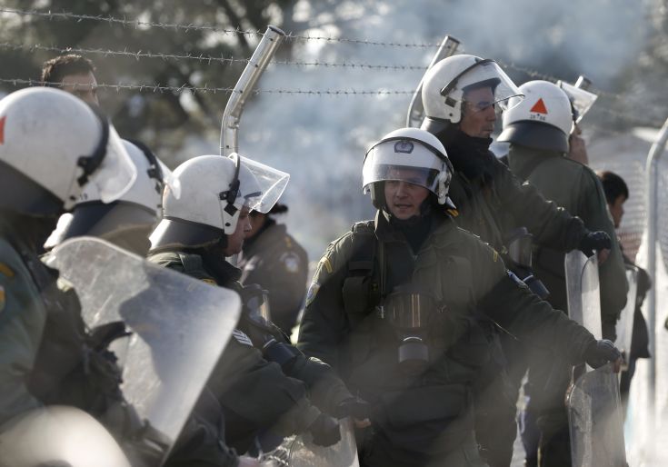 Ένταση έξω από δύο κέντρα φιλοξενίας προσφύγων