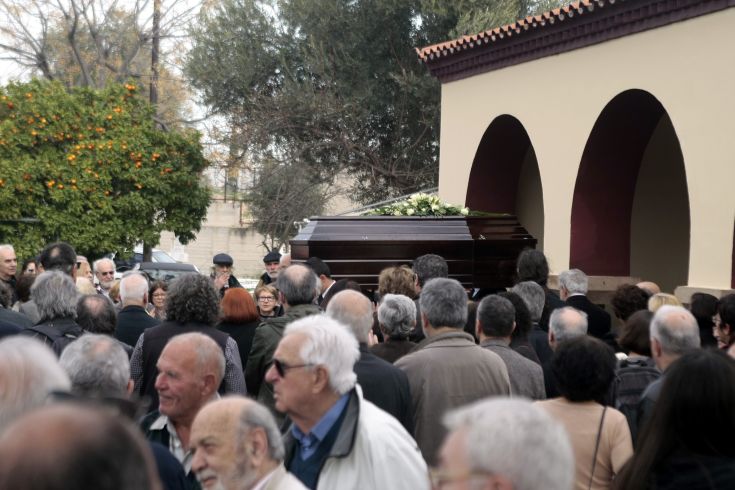 Πολιτικοί και δημοσιογράφοι είπαν το τελευταίο «αντίο» στον Γιάννη Καλαϊτζή