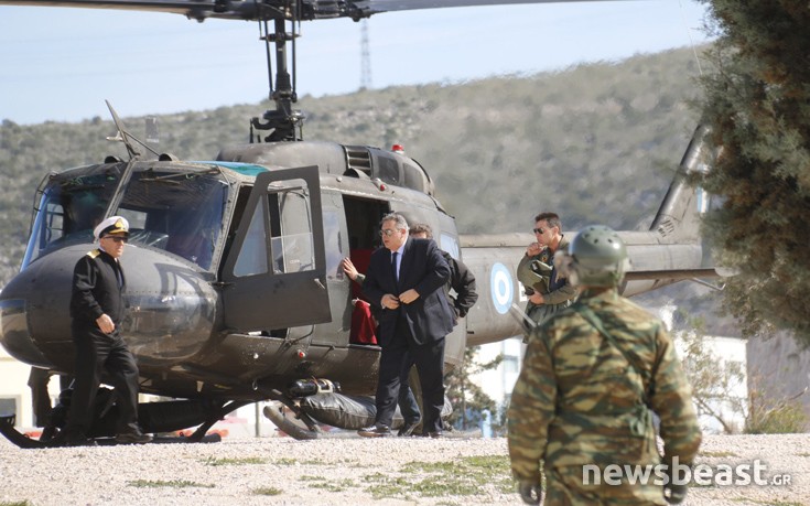 Καρέ-καρέ η άφιξη Καμμένου με στρατιωτικό ελικόπτερο στο hotspot του Σχιστού