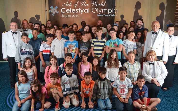 Το πλήρωμα του Celestyal Olympia με τον πάτερ Αντώνιο και τα παιδιά από την Κιβωτό του Κόσμου κατά τη διάρκεια της εκδρομής που πραγματοποίησαν με το κρουαζιερόπλοιο της Celestyal Cruises.