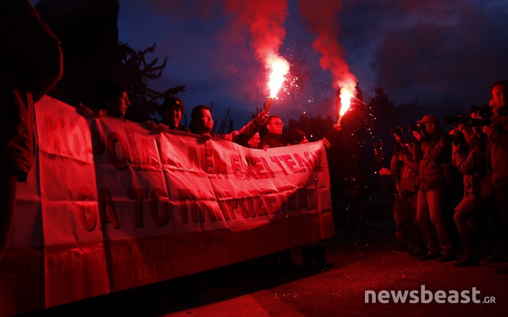 Σε εξέλιξη η πορεία των ενστόλων στο κέντρο της Αθήνας