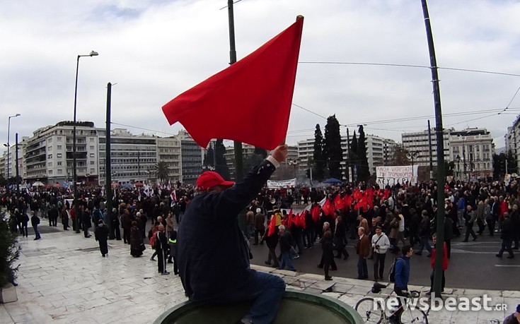 H κόκκινη σημαία που υψώθηκε μπροστά στη Βουλή