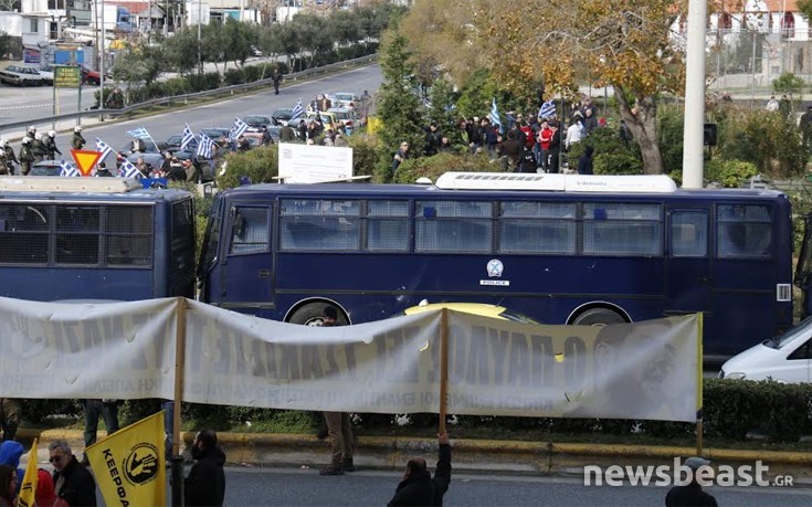 Δέκα κλούβες χωρίζουν Χρυσή Αυγή και αντιφασιστικές οργανώσεις στο Κερατσίνι