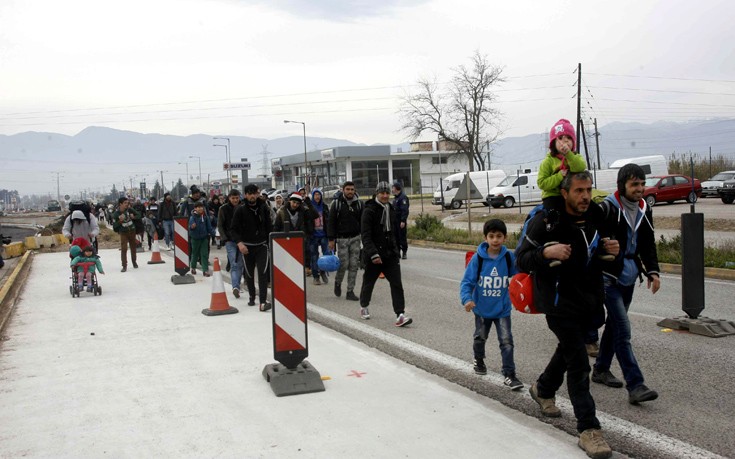 Καρέ-καρέ η μεγάλη πορεία των προσφύγων που θέλουν να φτάσουν με τα πόδια στην Ειδομένη
