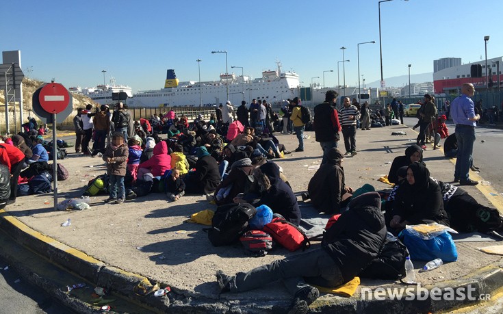 Χιλιάδες πρόσφυγες εγκλωβισμένοι στο λιμάνι του Πειραιά
