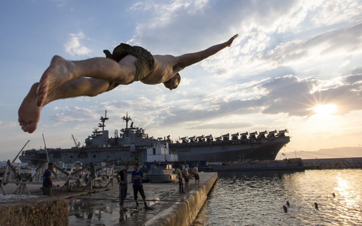 Πεζοναύτες αεροπλανοφόρων κάνουν μπάνιο στις καλύτερες «πισίνες» του κόσμου