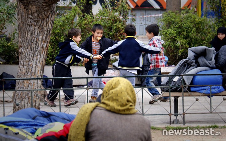 Τα παιχνίδια των προσφυγόπουλων στην πλατεία Βικτωρίας