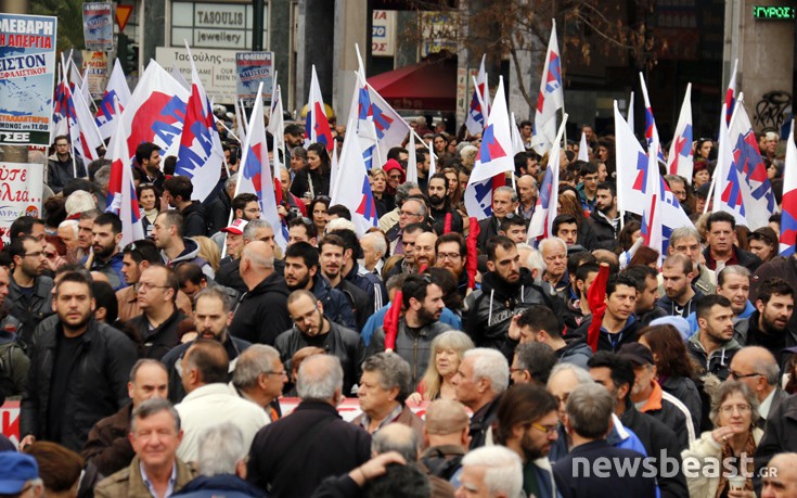 Σε εξέλιξη η συγκέντρωση του ΠΑΜΕ στην Ομόνοια