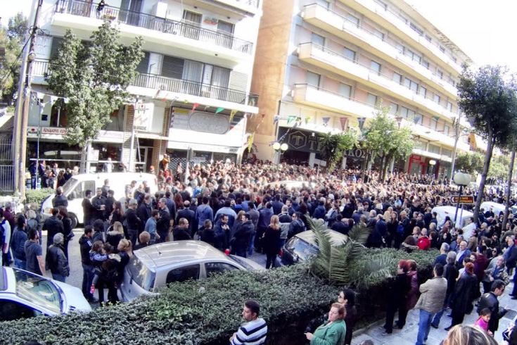 Θλίψη και οδύνη στο προσκύνημα της σορού του Παντελίδη