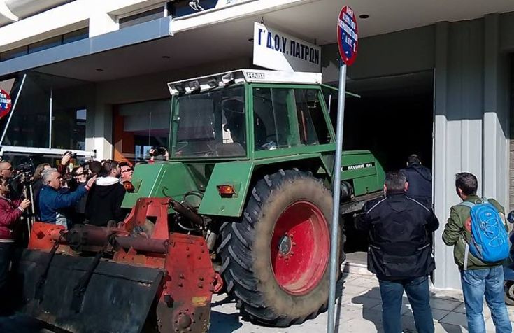 Απέκλεισαν με τρακτέρ την είσοδο εφορίας στην Πάτρα