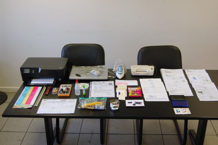 Εργαστήριο πλαστών εγγράφων εντοπίστηκε στα Καμίνια