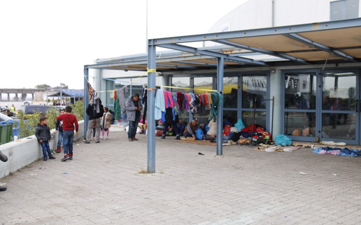 Πέντε χιλιάδες πρόσφυγες παραμένουν στο λιμάνι του Πειραιά