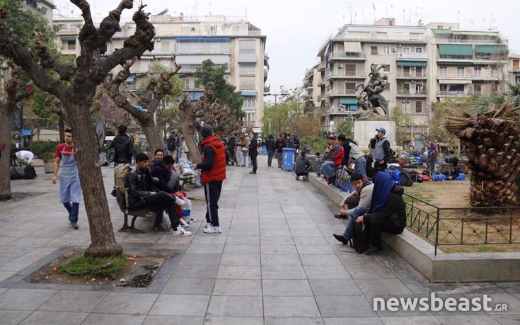 Η Πλατεία Βικτωρίας γεμίζει με πρόσφυγες, μετανάστες και διακινητές που ζητούν 4.000 ευρώ