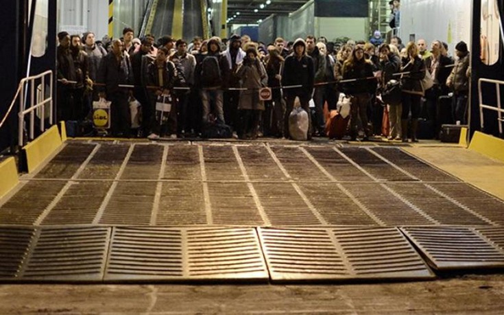 Για τον Πειραιά 150 πρόσφυγες από τους χιλιάδες που βρίσκονται στη Λέσβο