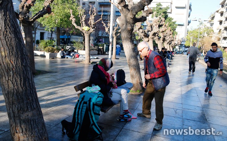 Ένας 83χρονος βοηθά πρόσφυγες στην πλατεία Βικτωρίας