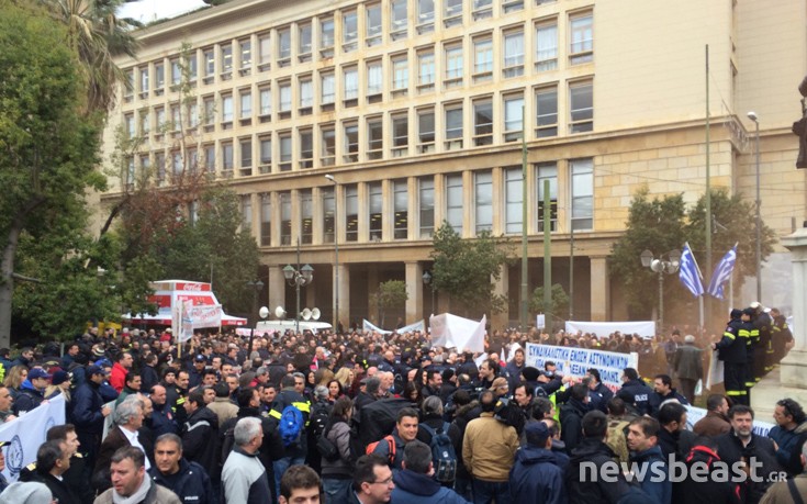 Ένστολοι από όλη την Ελλάδα κατέκλυσαν το κέντρο της Αθήνας