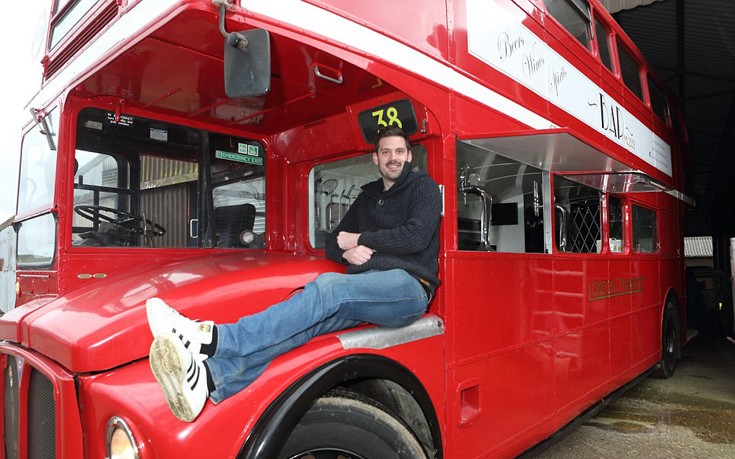 Ξόδεψε 20 μήνες για να μετατρέψει ένα παλιό λεωφορείο σε μετακινούμενη παμπ