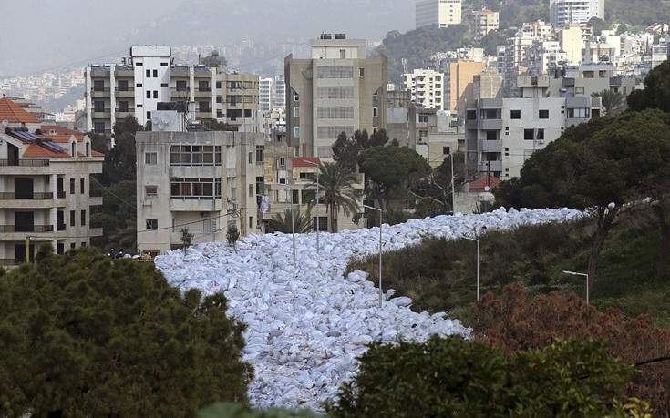 Το απίστευτο «ποτάμι» σκουπιδιών της Βηρυτού