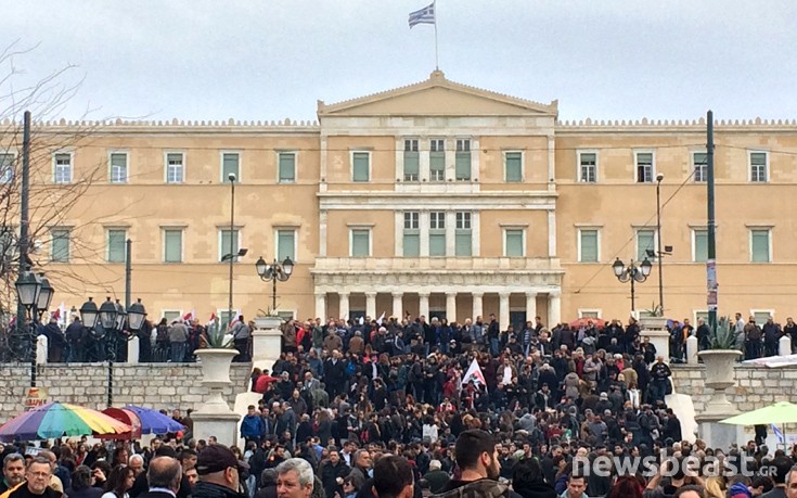 ΠΑΜΕ και ΓΣΕΕ-ΑΔΕΔΥ μαζί στο Σύνταγμα κατά του Ασφαλιστικού