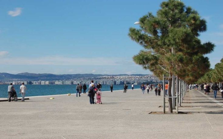 Ραντεβού&#8230; στην παραλία δίνουν οι νεαροί Θεσσαλονικείς