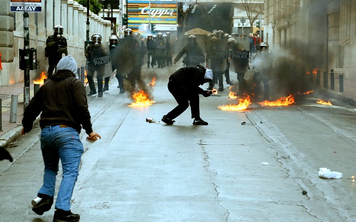 Μολότοφ στη Πεσμαζόγλου, έξω από το κτίριο της Alpha Bank