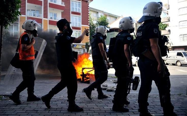 Πυρά σε δύο φιλοκυβερνητικές εφημερίδες στην Τουρκία