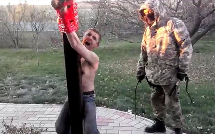 Σκληρό βίντεο με μαχητές να μαστιγώνουν κατηγορούμενο για ναρκωτικά στην Ουκρανία