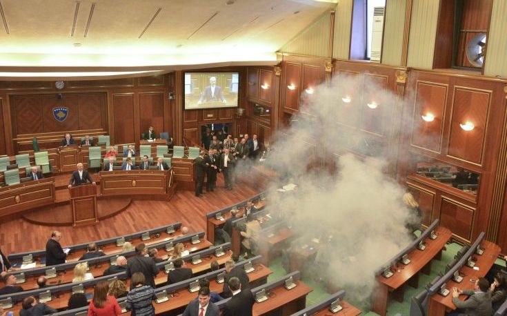 Έπεσαν δακρυγόνα μέσα στη Βουλή του Κοσόβου