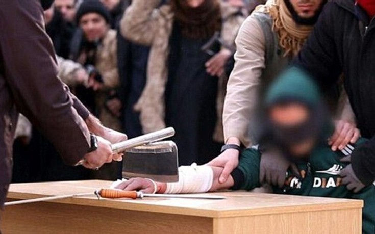 Μαχητές του ISIS ακρωτηριάζουν ύποπτο κλέφτη με μπαλτά!