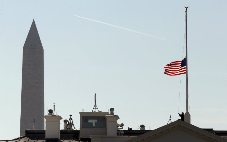 Μεσίστιες οι σημαίες στον Λευκό Οίκο με εντολή Ομπάμα