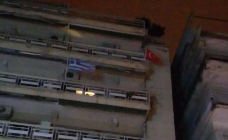 Κρέμασε την τουρκική σημαία στο μπαλκόνι του για την 25η Μαρτίου