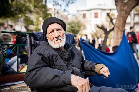 Ο 95χρονος παππούς που κοιμάται στα πλακάκια της Βικτώριας