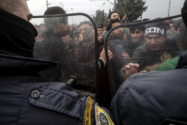 Φόβοι για μαζική εισβολή προσφύγων και μεταναστών στα Σκόπια