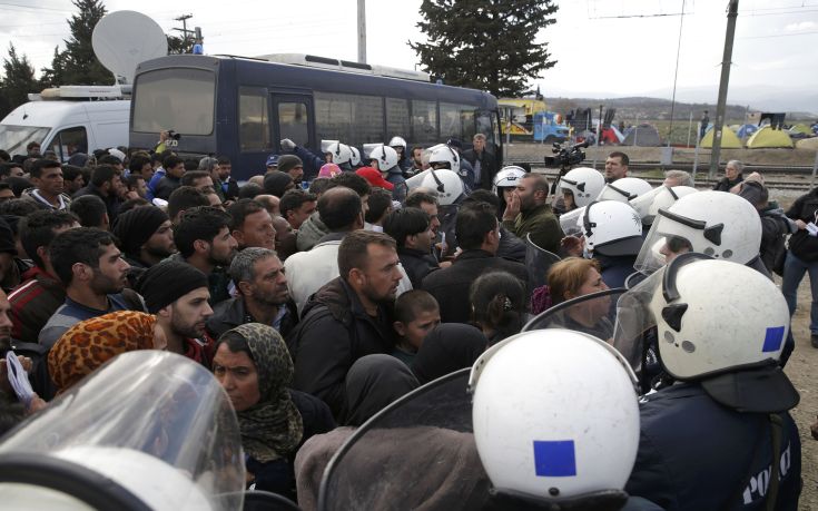 Πεντακόσιοι πέρασαν, 10.000 παραμένουν στην Ειδομένη