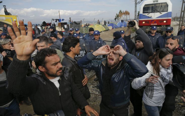 Πρόσφυγες κατέλαβαν ξανά τη σιδηροδρομική γραμμή στην Ειδομένη