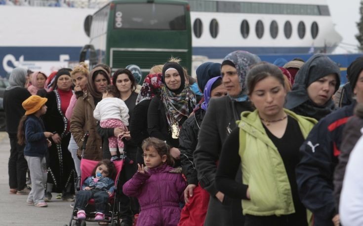 Πρόσφυγες και μετανάστες αρνούνται να μπουν σε λεωφορεία στον Πειραιά