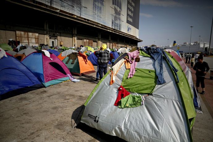 Μεταφορά προσφύγων από τον Πειραιά σε κέντρα φιλοξενίας