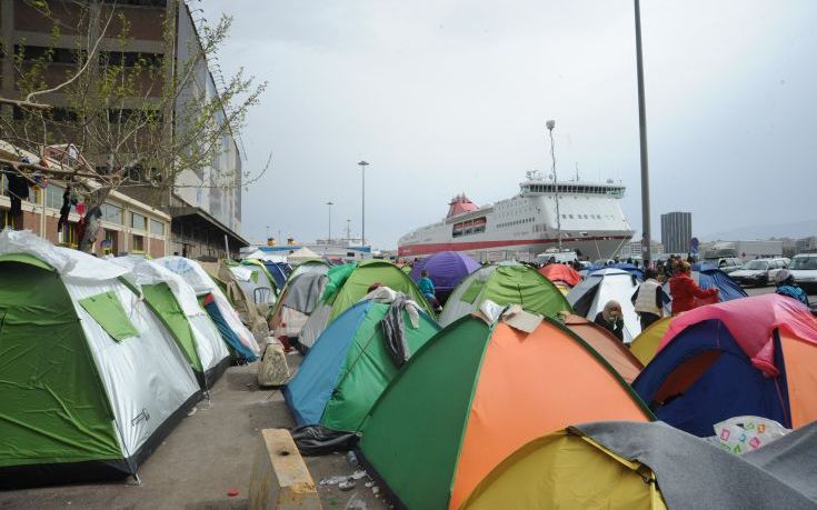 Ξεπερνούν τους 5.000 οι πρόσφυγες στον Πειραιά