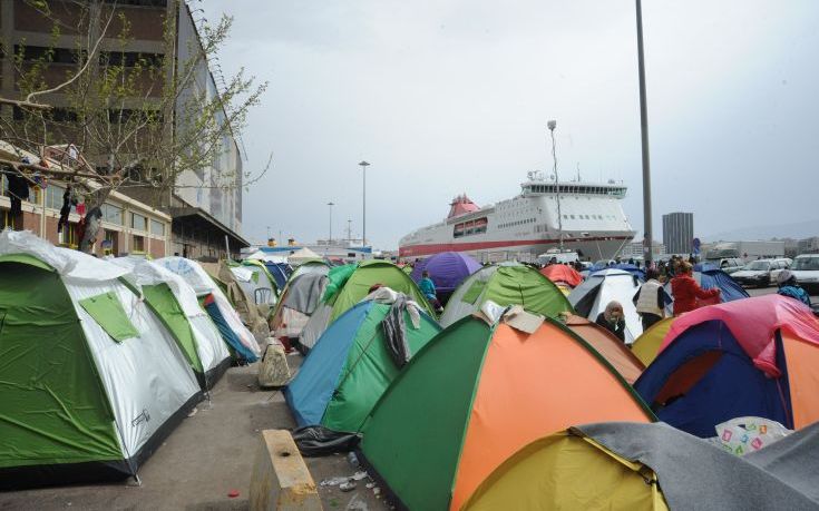 Ξεπερνούν τους 5.000 οι πρόσφυγες στον Πειραιά