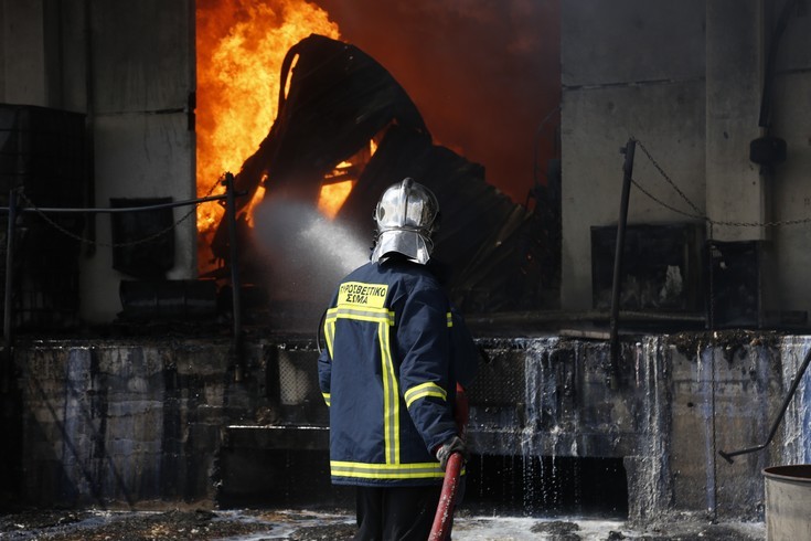 Φωτογραφίες από τη μεγάλη φωτιά σε εργοστάσιο στον Ασπρόπυργο