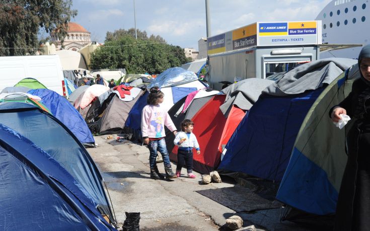 Παραμένουν στον Πειραιά 1.495 πρόσφυγες και μετανάστες