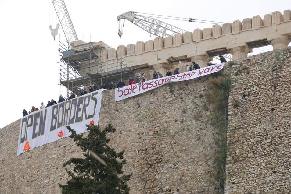 Σήκωσαν πανό στην Ακρόπολη για τους πρόσφυγες