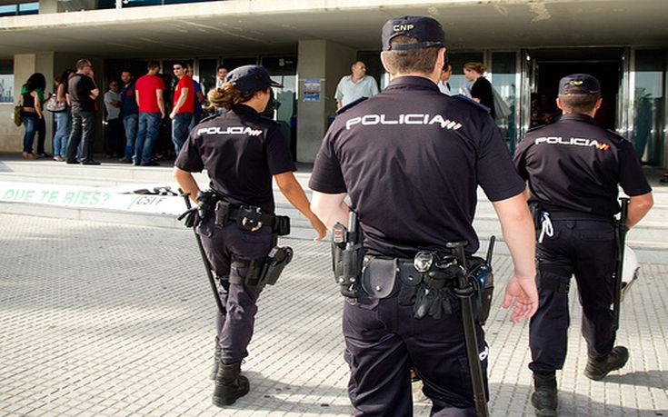 Κολομβιανός πιάστηκε με μισό κιλό κοκαΐνη κάτω από το περουκίνι του