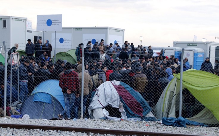 Πάνω από 12.000 άτομα περιμένουν στην Ειδομένη